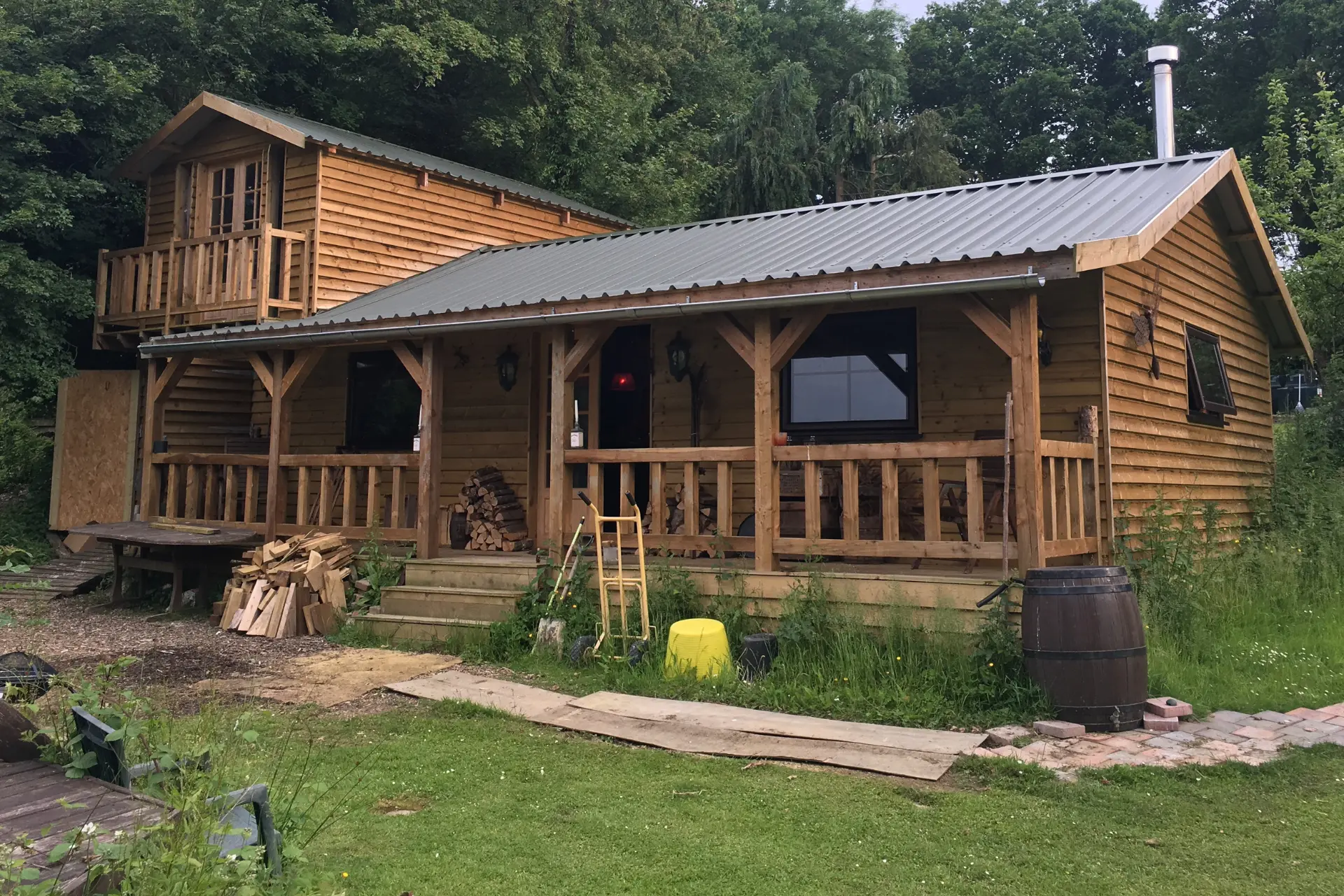 Large wood garden room with a veranda used as a man cave and a garden bar
